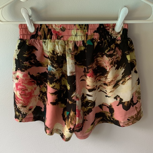 Mini shorts - Picture 2 of 5